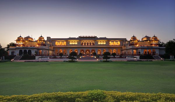 27_astrology_on_the_lawns_of_the_rambagh_palace_-credit_taj_hotels