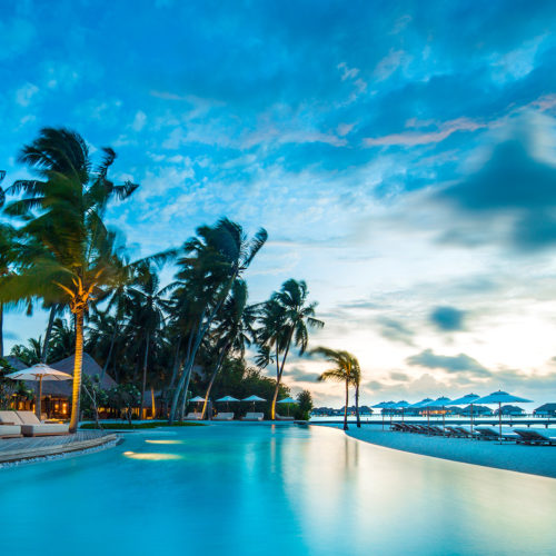 maalifufushi-by-como-beach-with-deck-chairs