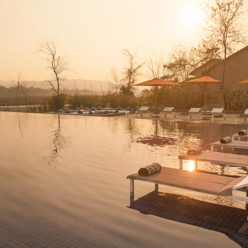 meghauli-serai-pool-at-sunset