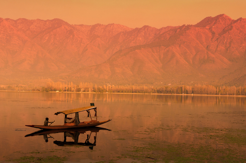 dal-lake-in-srinagar_shutterstock_wong-yu-liang