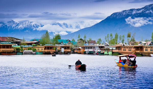 dal_lake__srinagar___tappasan_phurisamrit_-_shutterstock-com