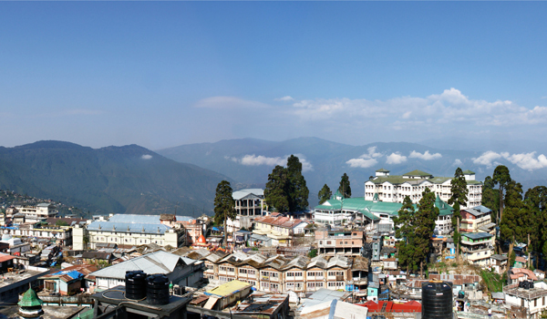 darjeeling-images_darjeeling-panorama_credit-dmitriy-tereschenko_istock_thinkstock-http___www-thinkstockphotos-co-uk_image_stock-photo-panoramic-photo-of-darjeeling-himalayas_99537177