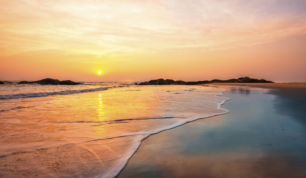 greaves_kerala-beach-hotels_neeleshwar_credit-danielrao_istock_thinkstock-http___www-thinkstockphotos-co-uk_image_stock-photo-chera-beach-at-sunset-kannur-kerala-india_453227213-copy