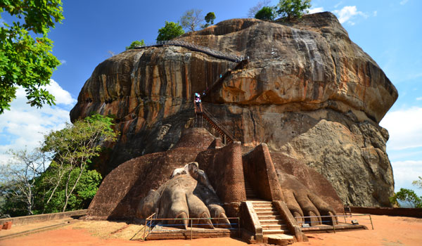 greaves_sri-lanka_sigiriya-lion-rock-fortress_credit-shutterstock-user-surangaweeratunga