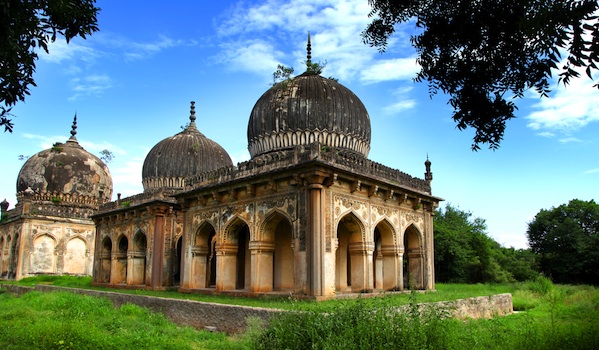 qutub-shahi-tombs-in-hyderabad-city_shutterstock_snehit