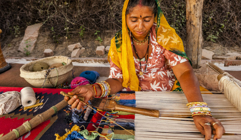 Tamil Nadu Handicrafts | Woman weaving