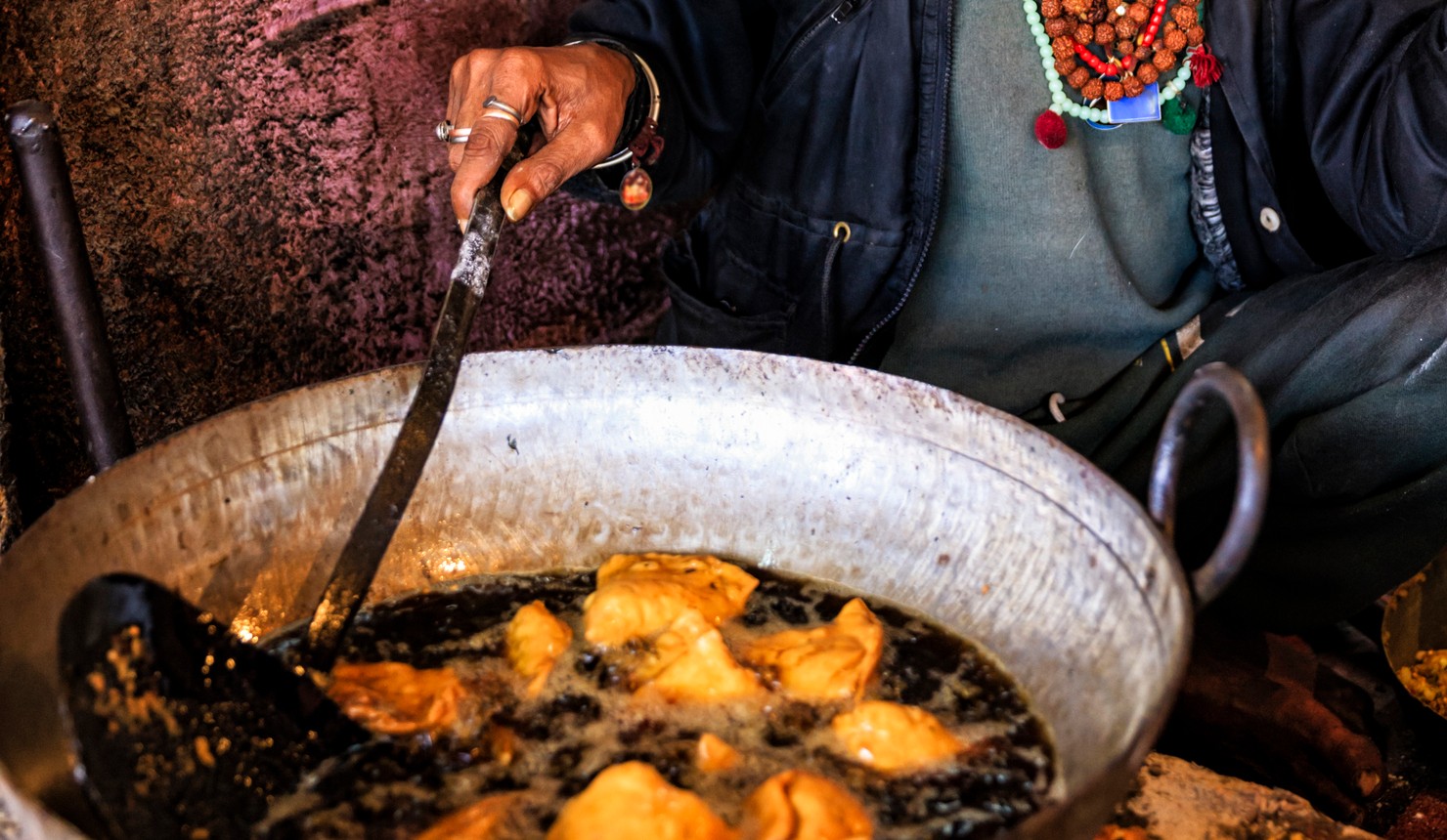 Best Street Food in India | Indian street vendor www.istockphoto.com_gb_photo_indian-street-vendor-preparing-food-jaipur-india-gm636434078-112905481 Bartosz Hadyniak